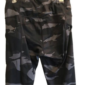 𝅺women’s XS Athleta leggings in urban camouflage.